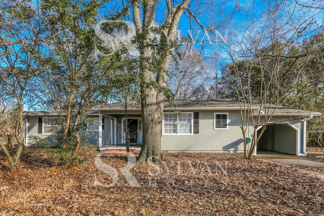 Building Photo - This 3 bedroom, 2 bathroom home on approxi...
