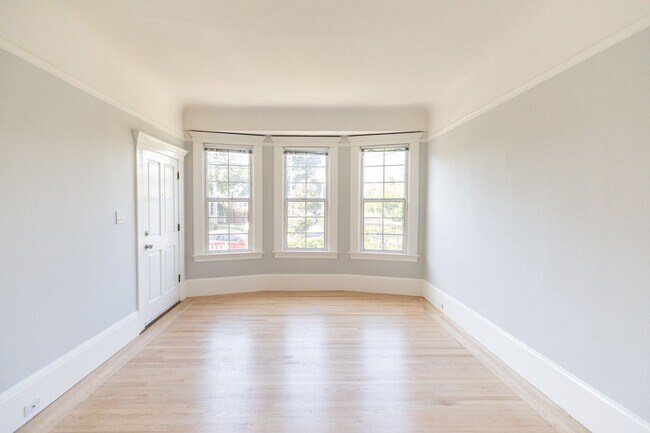 Building Photo - Large updated 2 bedroom, walk to Downtown,...
