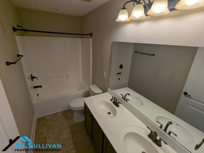 Building Photo - 833 Poplar St