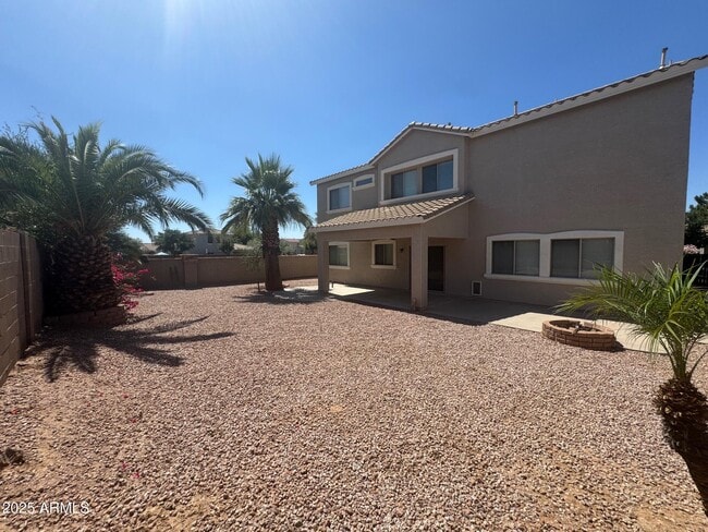 Building Photo - 1359 E Parkview Dr