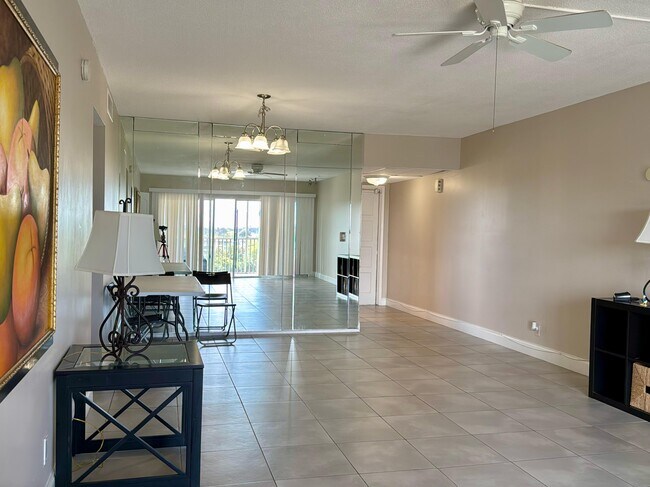Building Photo - 3100 N Palm Aire Dr