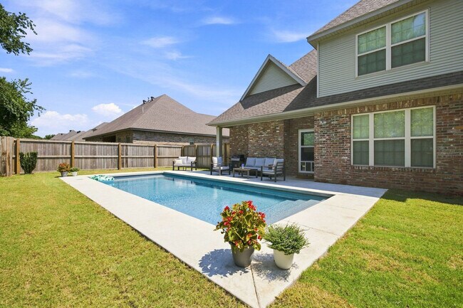 Building Photo - 2351 N Hosta Dr