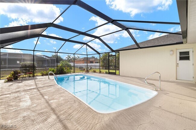 Building Photo - 2305 SW 19th Pl