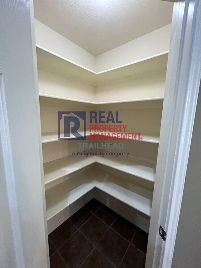 Building Photo - Spacious Single Story Home in a Great Loca...