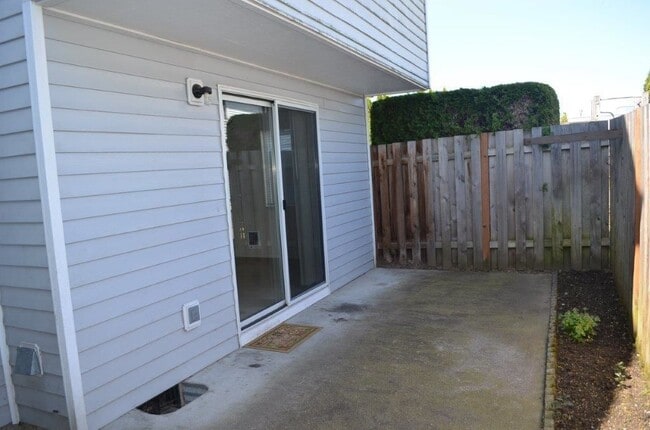 Building Photo - Stylish Modern 3 Bed, 2.5 Bath Townhouse i...