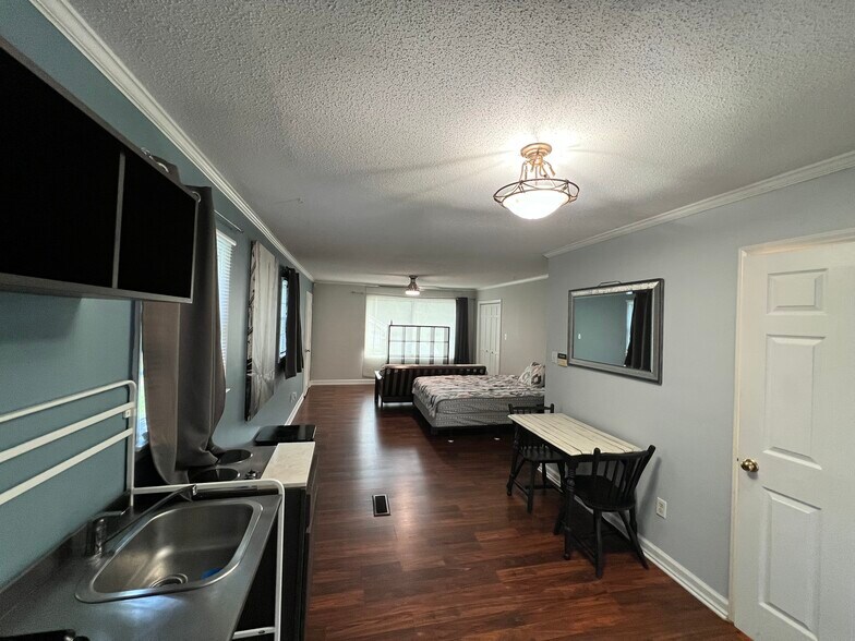 Building Photo - 1240 Shady Oak Trl