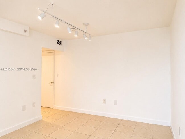 Building Photo - 555 NE 30th St