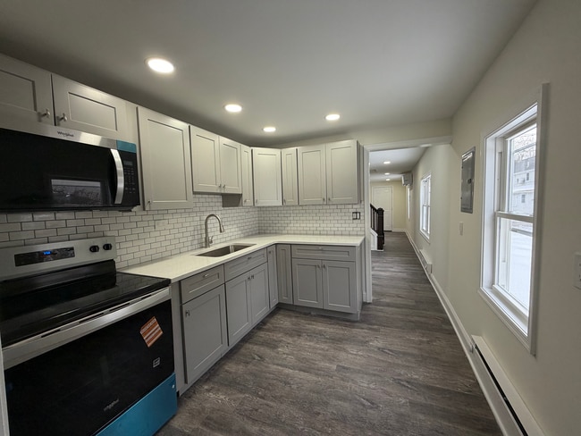 Building Photo - 195 Main St