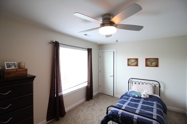 Building Photo - 4 Bed 2.5 Bath - Custom Upgrades - Small Dog - NAS Whidbey