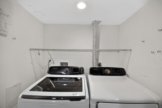 Building Photo - Well maintained, Bright & Spacious 3 BR/3.5 BA Townhome w/ Parking & Private patio - Pets Welcome!