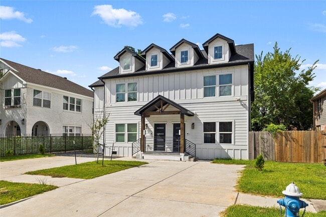 Building Photo - 2406 Truxillo St