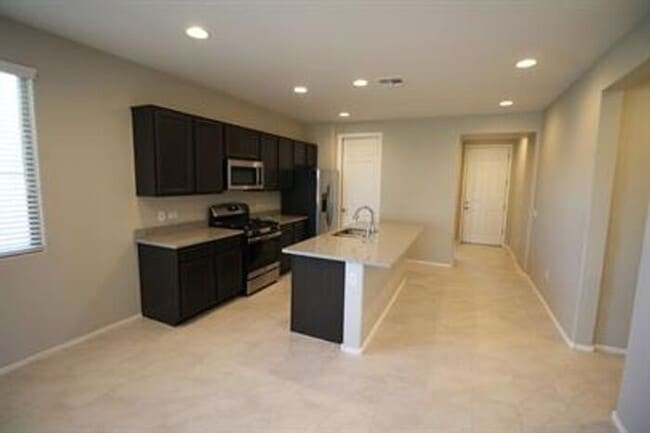 Building Photo - Desirable La Estancia Neighboorhood