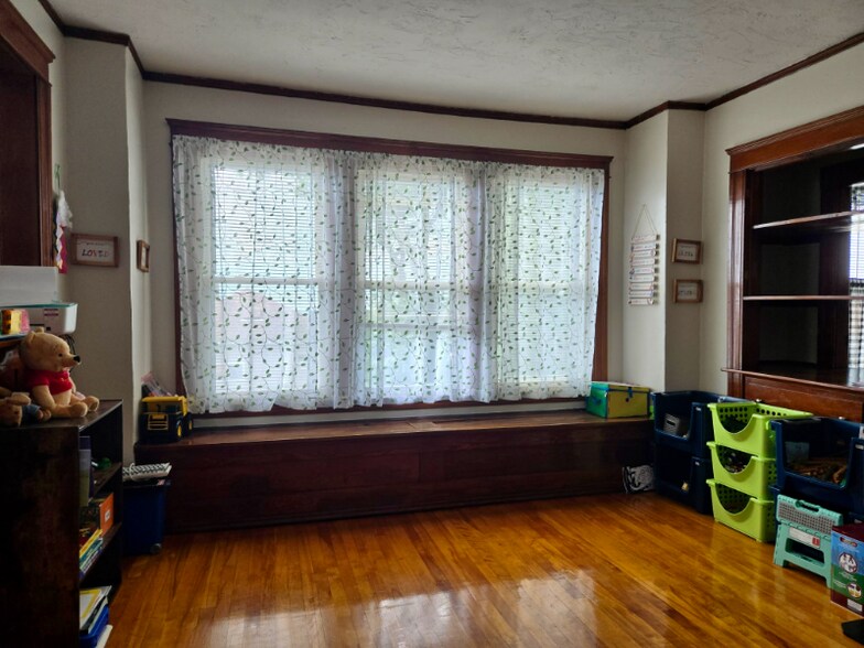 Building Photo - 52 Pilgrim Ave