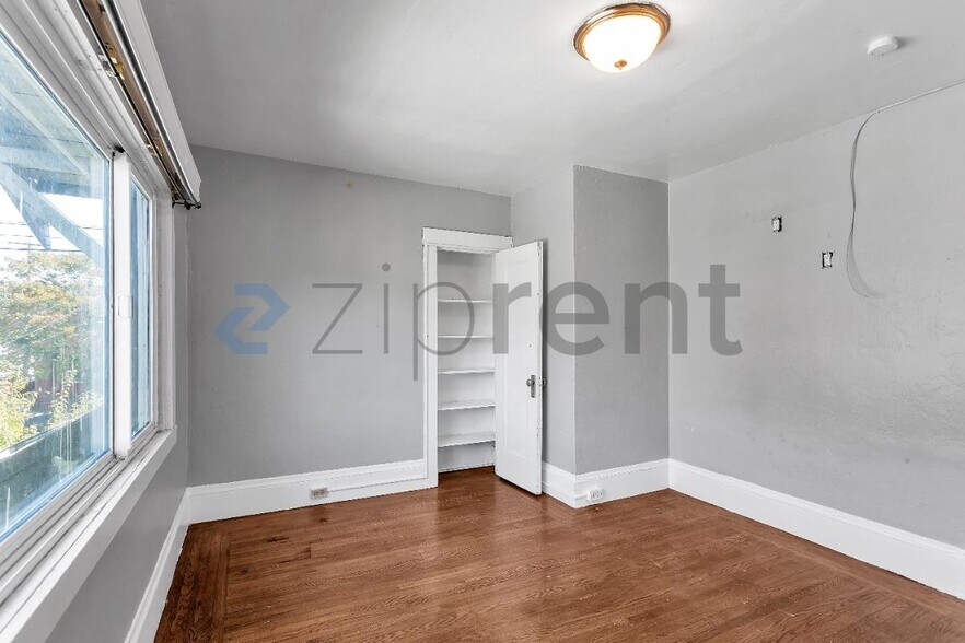 Building Photo - Unit 2