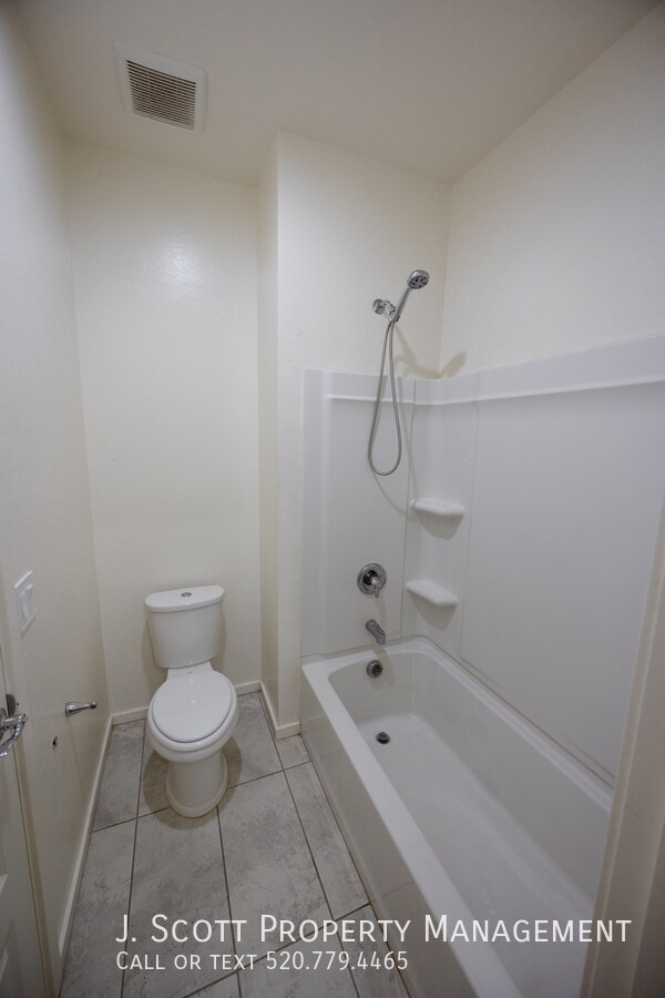Building Photo - 1270 Carlsbad Dr