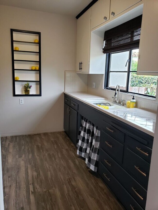 Building Photo - Vintage 1 Bedroom in Kensington with priva...