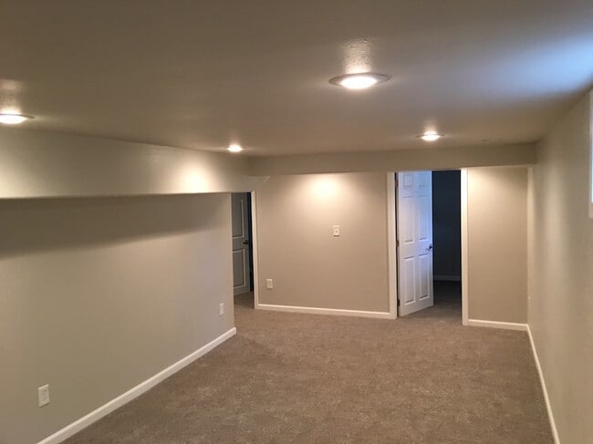 Building Photo - 4 bedroom, 2 bath Home