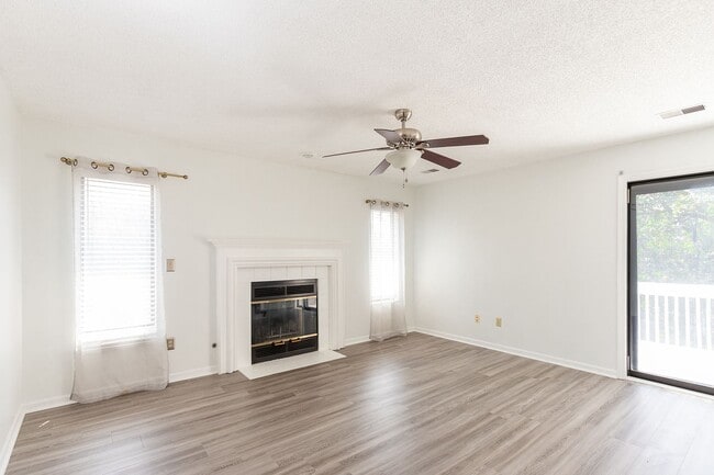 Building Photo - Shawnee Condo all redone close to Shops an...