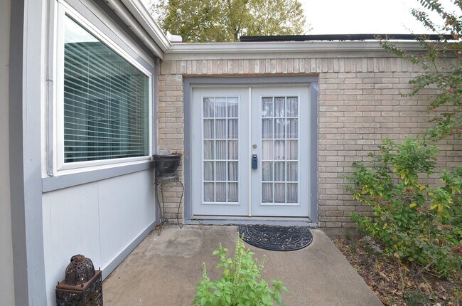 Building Photo - 13102 Richmond Ave.