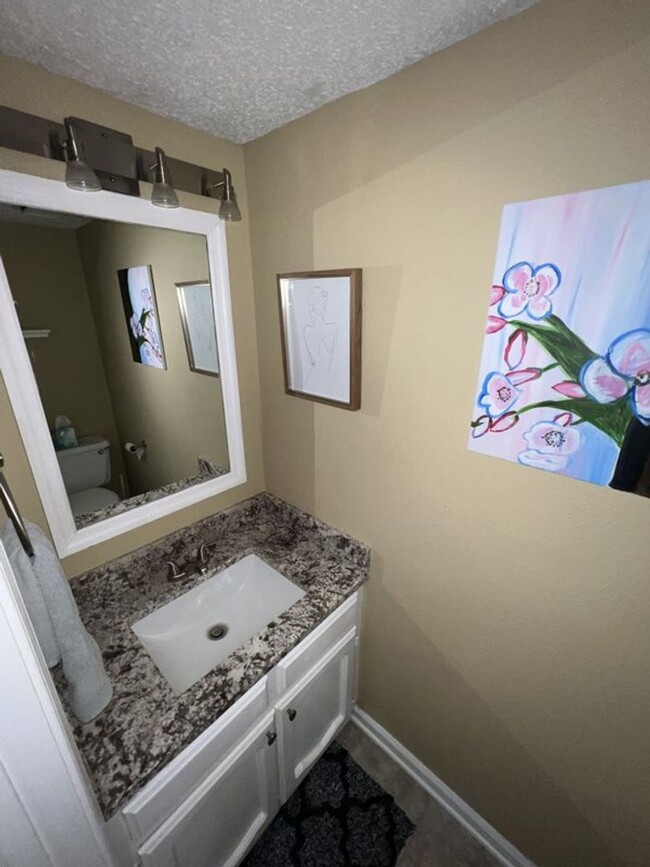 Building Photo - Now Leasing: Beautiful 2 Bed, 2.5 Bath tow...