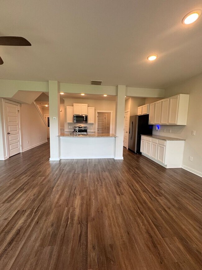Building Photo - Spacious 3-Bedroom Home with Loft – Minute...