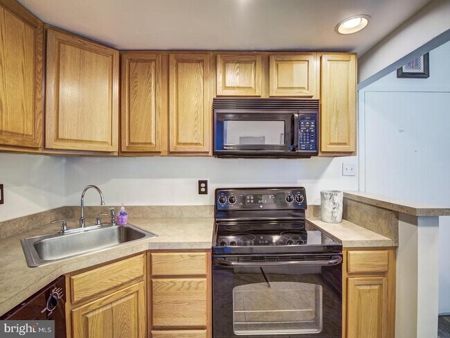 Building Photo - 2059 Huntington Ave
