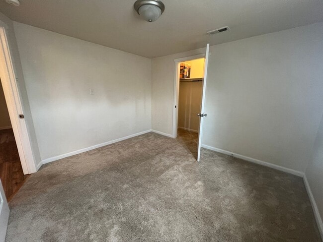 Building Photo - Blocks to the Ferry, Shipyard, Manette & More! 2 BR Available in DT Bremerton!