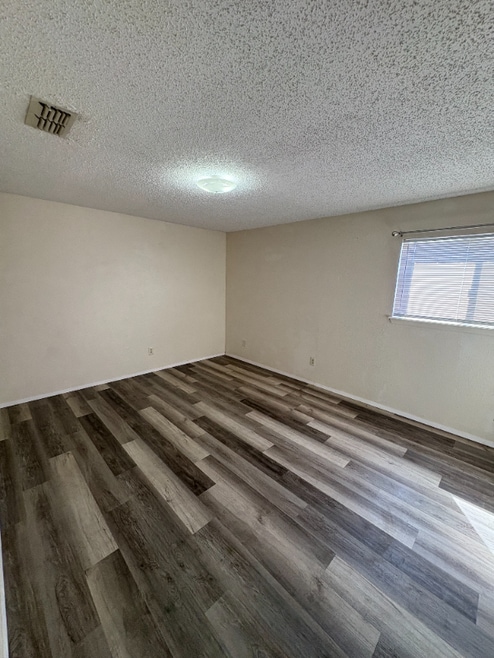 Building Photo - 321 Easy St