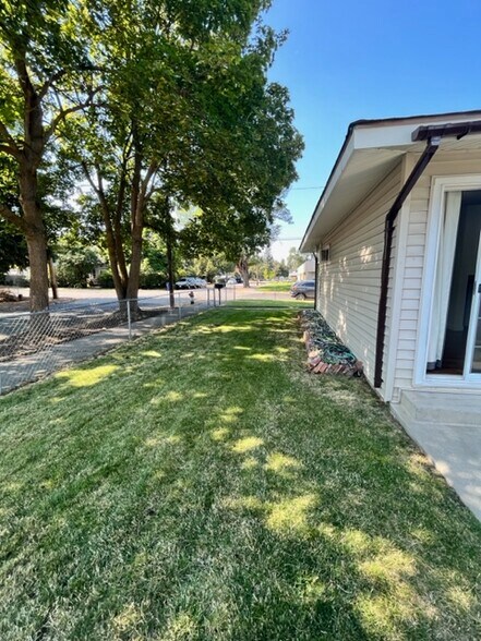 Building Photo - 2305 E Hartson Ave