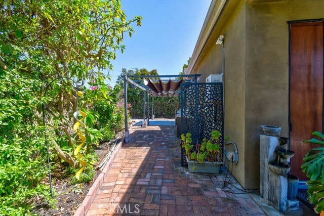Building Photo - 1018 La Presa Dr