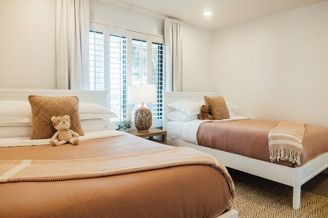 Building Photo - 4866 Hillside Dr