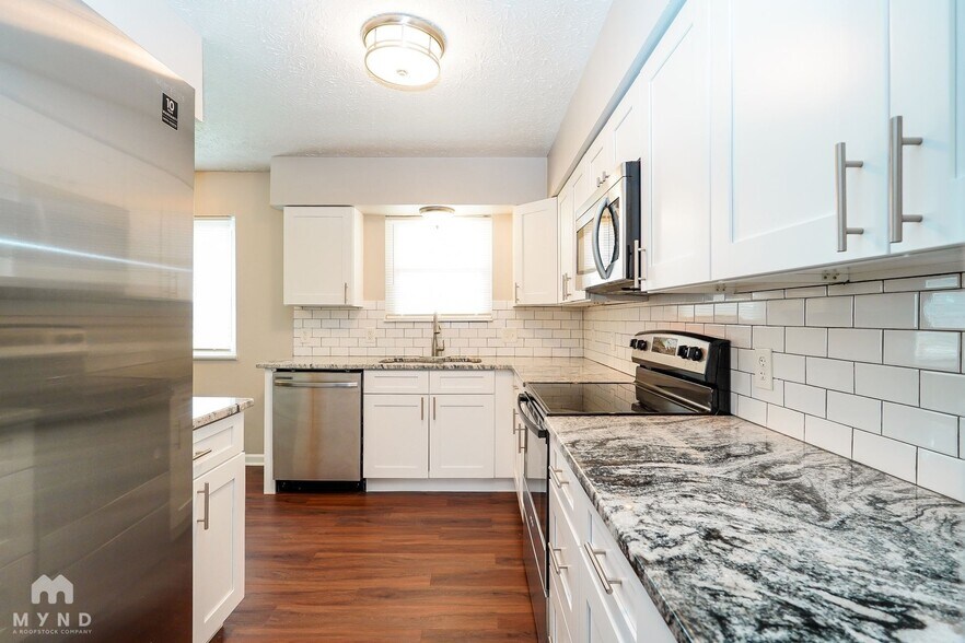 Building Photo - 10 Oakwood Dr