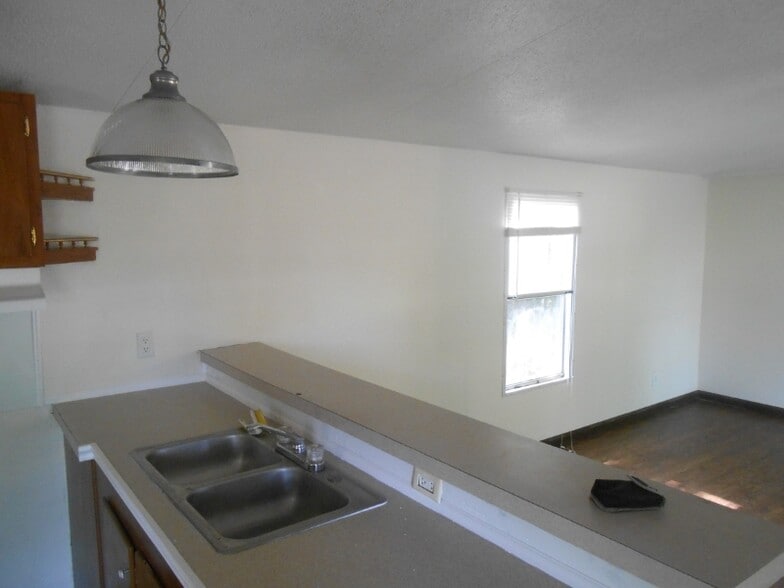 Building Photo - 24898 Lakewood Dr