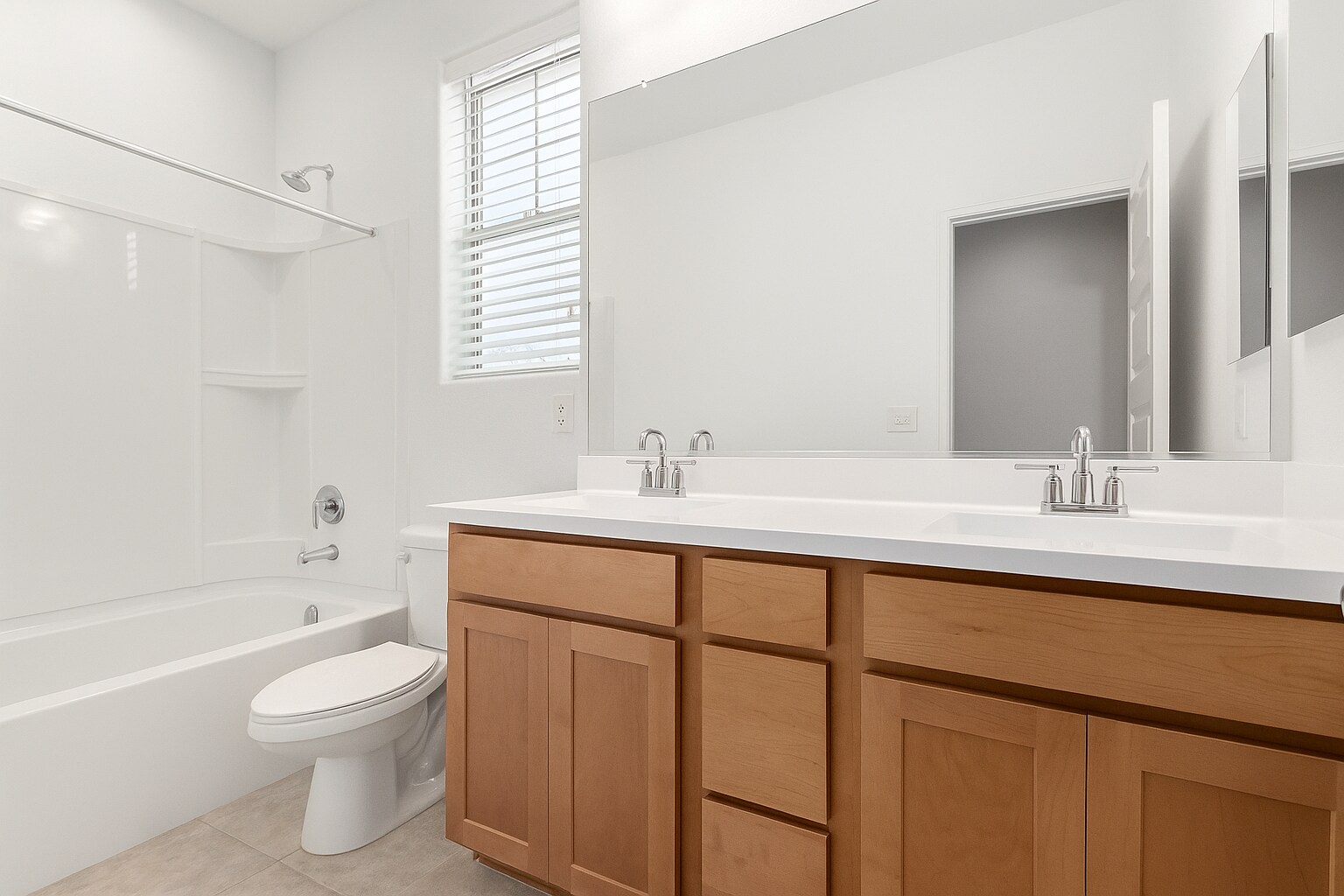 Shared bathroom between front two bedrooms - 10223 W Piccadilly Rd