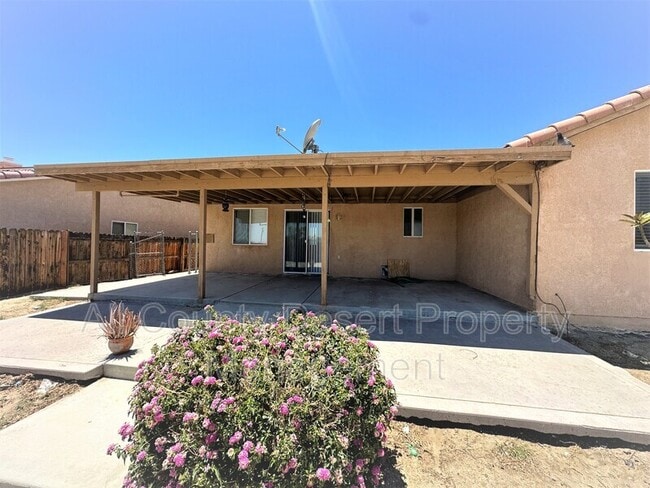 Building Photo - 15580 Avenida Ramada