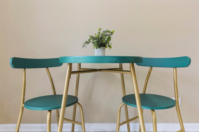 Building Photo - 1356 Larchmont Dr