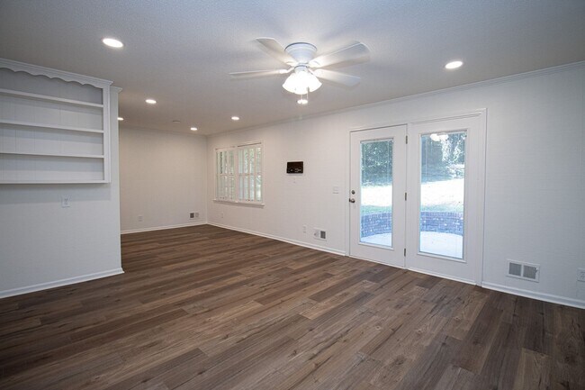 Building Photo - Renovated 5BR Home Minutes from Downtown Columbia | Two Full Kitchens + Fenced Yard ~ Available M...