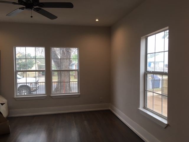 Living room with lots of light - 1133 W Lynwood Ave