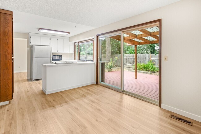 Building Photo - Must See! 3 bed/2 bath home with amazing private backyard - Double Garage/Community Pool