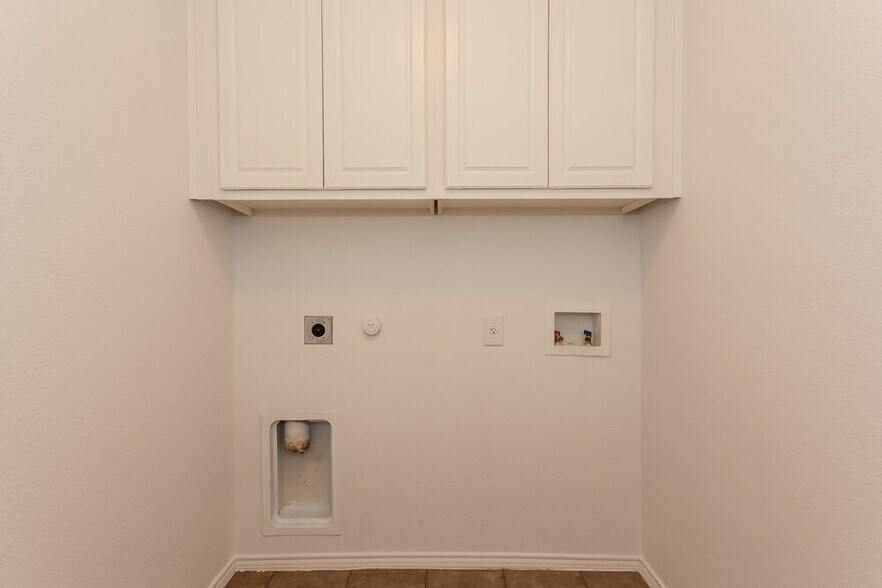 Building Photo - 5828 Ridge Lake Dr