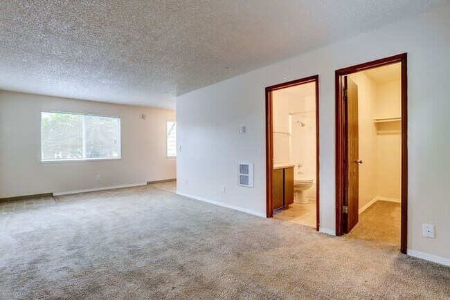 Building Photo - Cozy, Yet Spacious Upper Studio Apartment!!