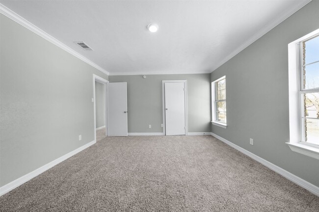 Building Photo - 2523 W Greens Rd