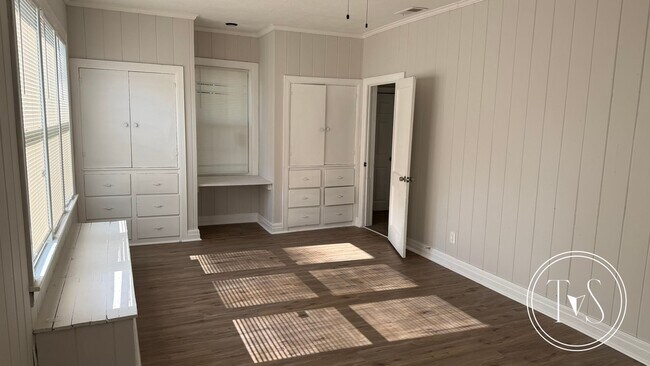 Building Photo - RATE DROP ALERT (was $1900/month)!