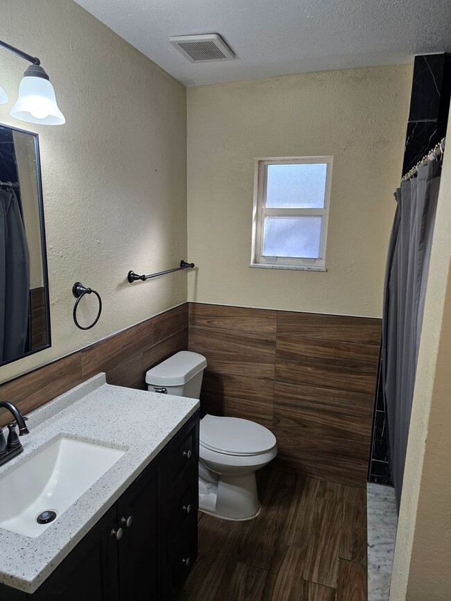 Building Photo - Gorgeous 3/2/1 on Large Property