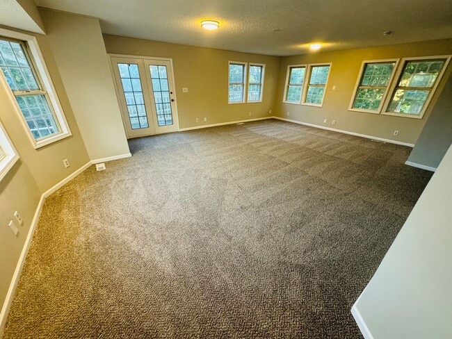 Building Photo - Stunning 8 bedroom House In Fantastic Neig...