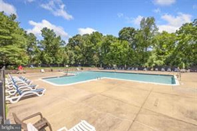Building Photo - Welcome to Takoma Overlook! Furnished 1br 1ba condo