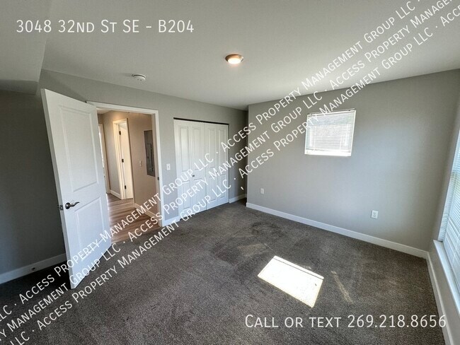Building Photo - Great SE Side area close to 28th St and Be...