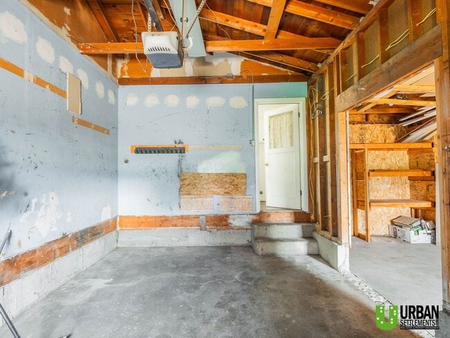 Building Photo - 2104 N Dale Ln