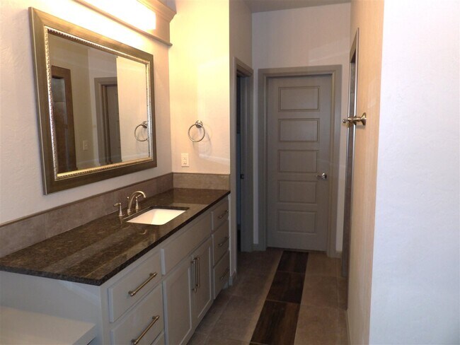 Building Photo - 3914 NE Realtree Dr