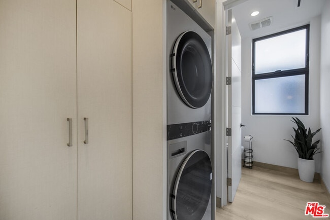 Building Photo - 10563 Ashton Ave